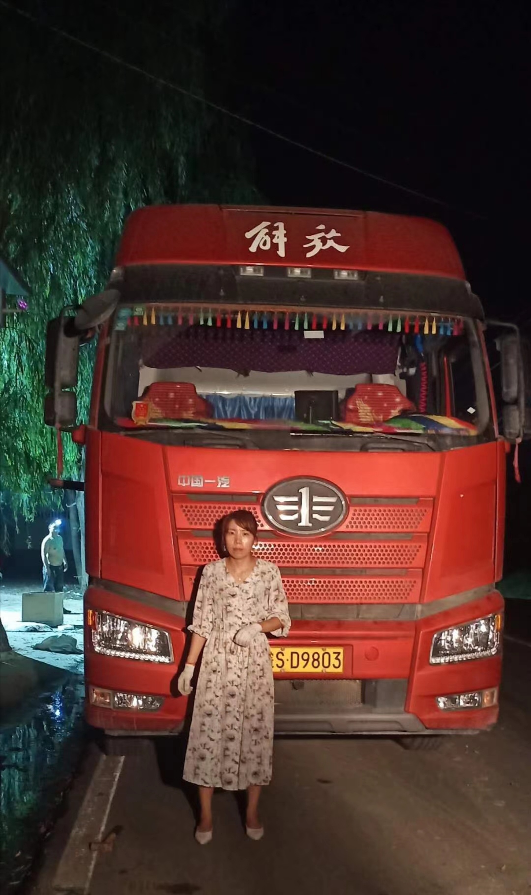 ，有自動拔管自動落管功能，可定制左右側(cè)推功能，配有三片打孔刀，打孔刀是防傷紙刀組，